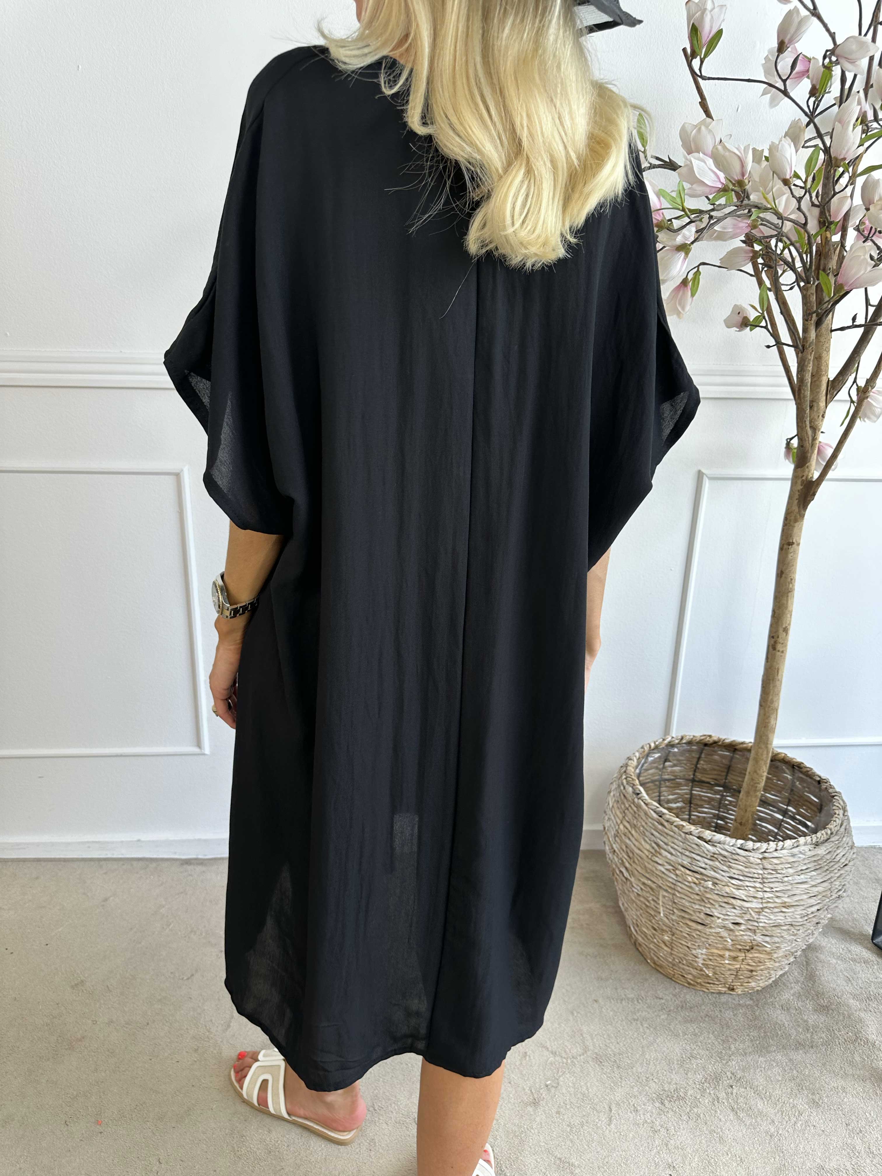 Astrid - Simpel kjole med v-udskæring